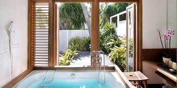 Deep Soaking Bathtub